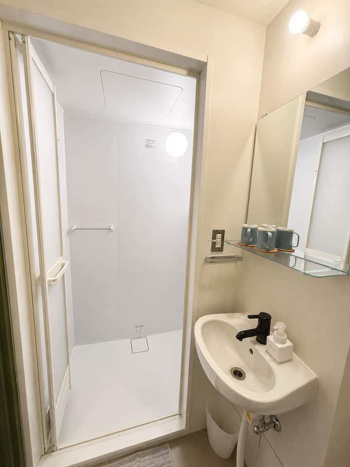 シャワー・トイレは2Fと3Fにあります。
設備は同じです。