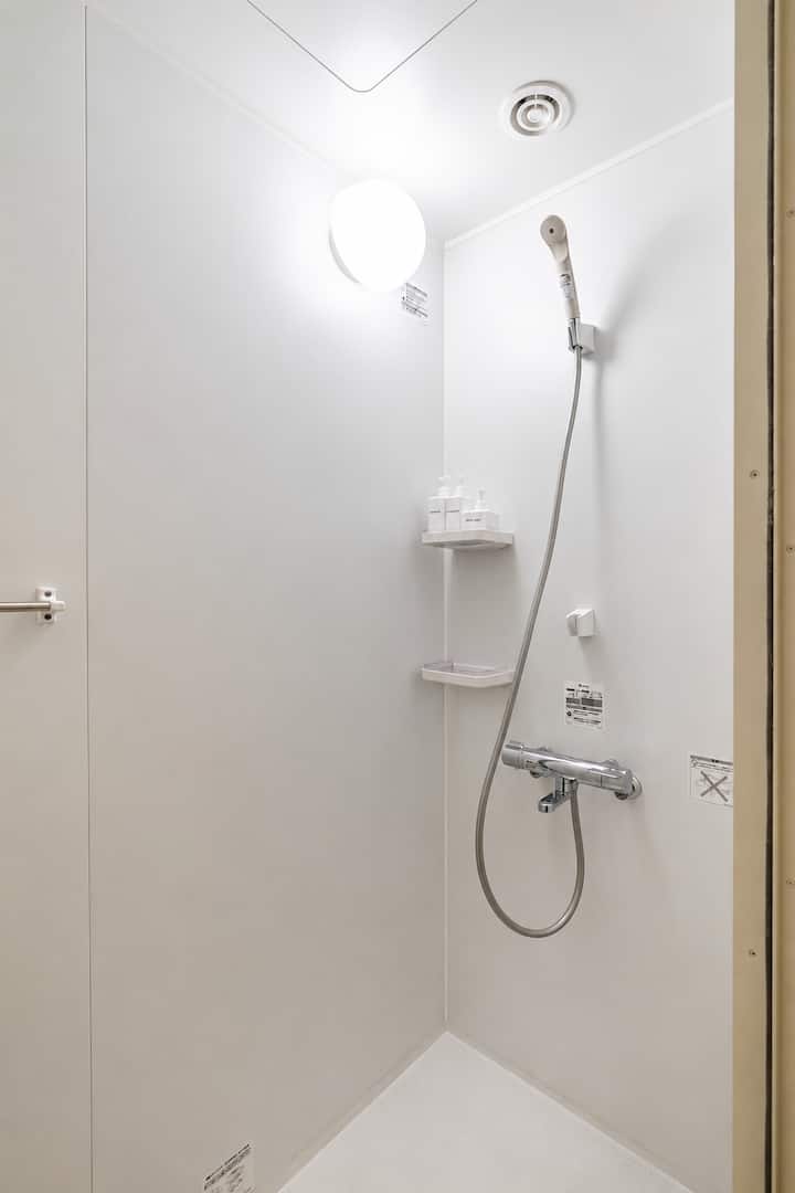 シャワー・トイレは2Fと3Fにあります。
設備は同じです。