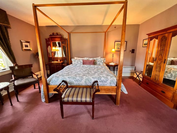 Second Floor King Bedroom At Prior Castle - Victoria