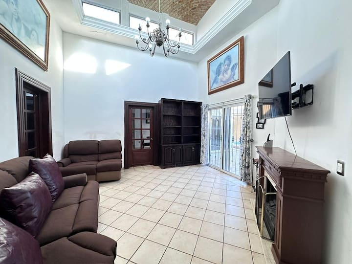 Casa Familiar Con Alberca En Residencial, Saltillo -