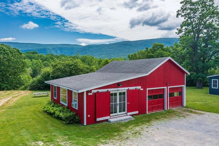 Quiet Vermont Barn Retreat On Three Private Acres - Manchester, VT