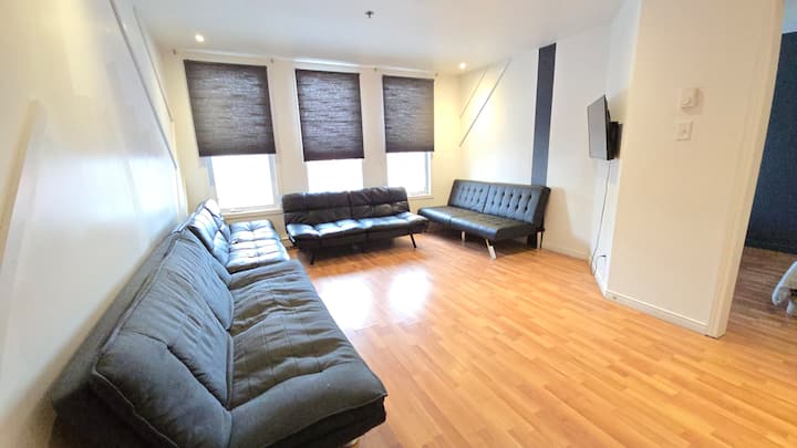 3• Your Crew’s Plateau Hq • Steps To Nightlife - Montreal