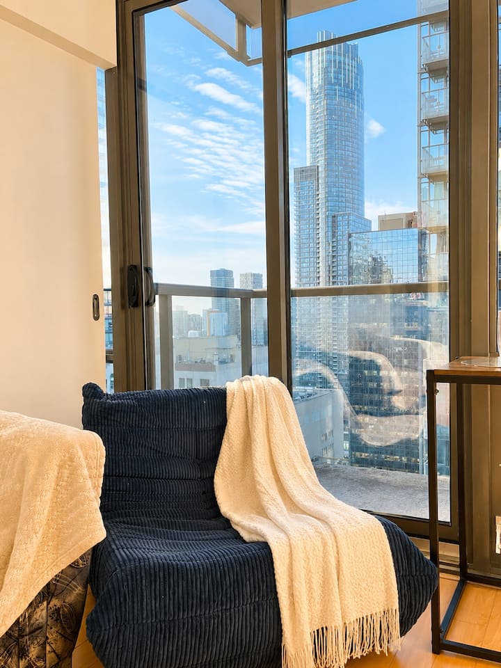 Cozy Bright 2-bedroom Condo In Downtown Toronto - 