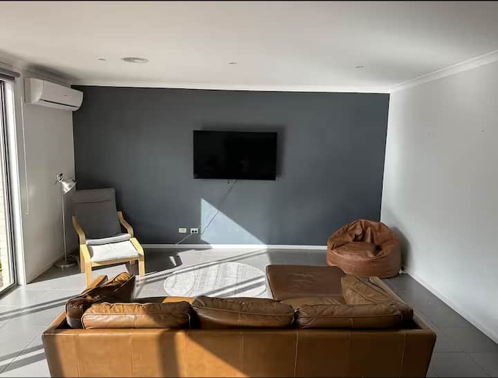 Industrial Modern Retreat | Sleeps 6 - Donnybrook