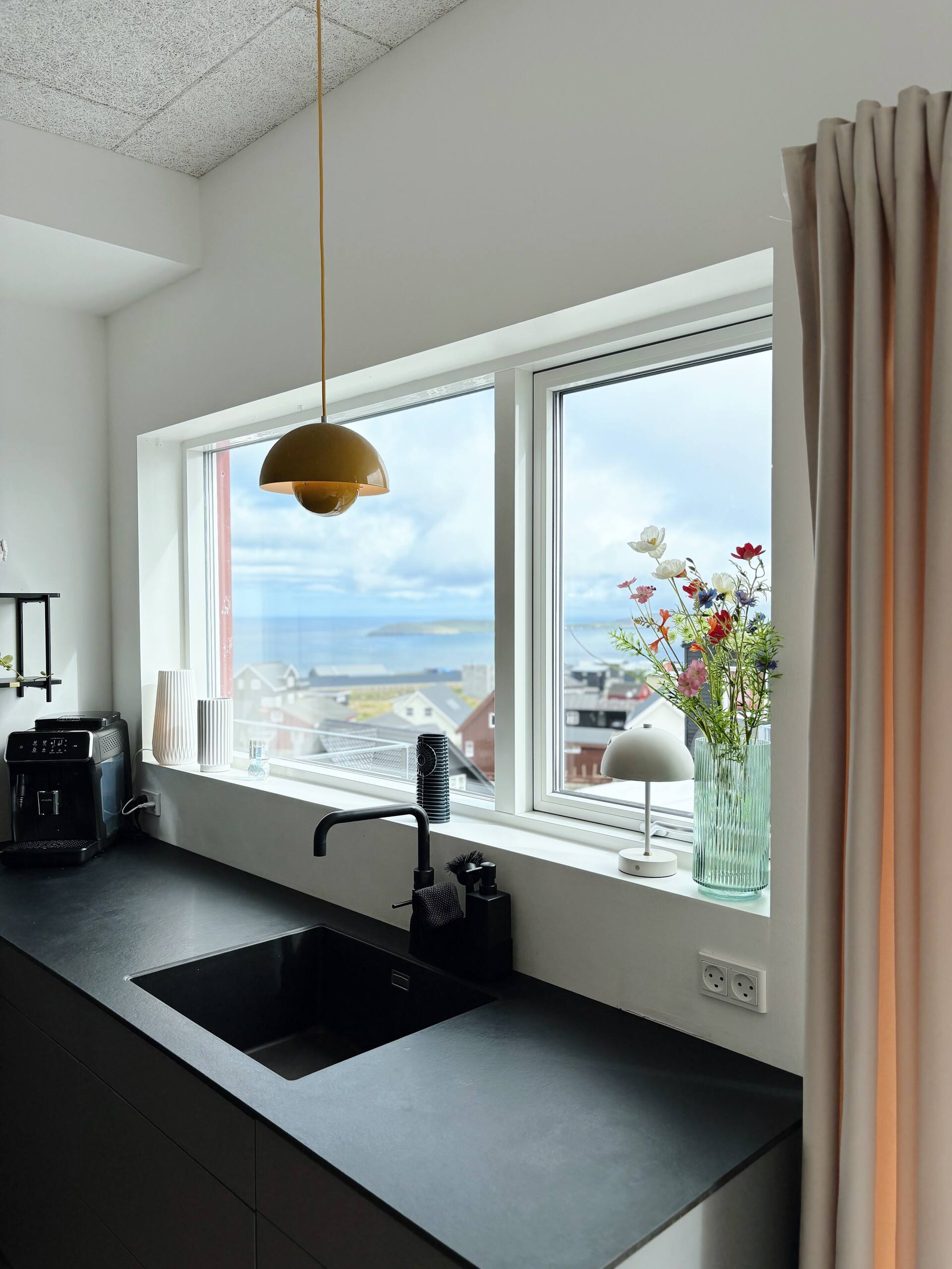 Modern apartment with ocean views in Hoyvík — photo 3