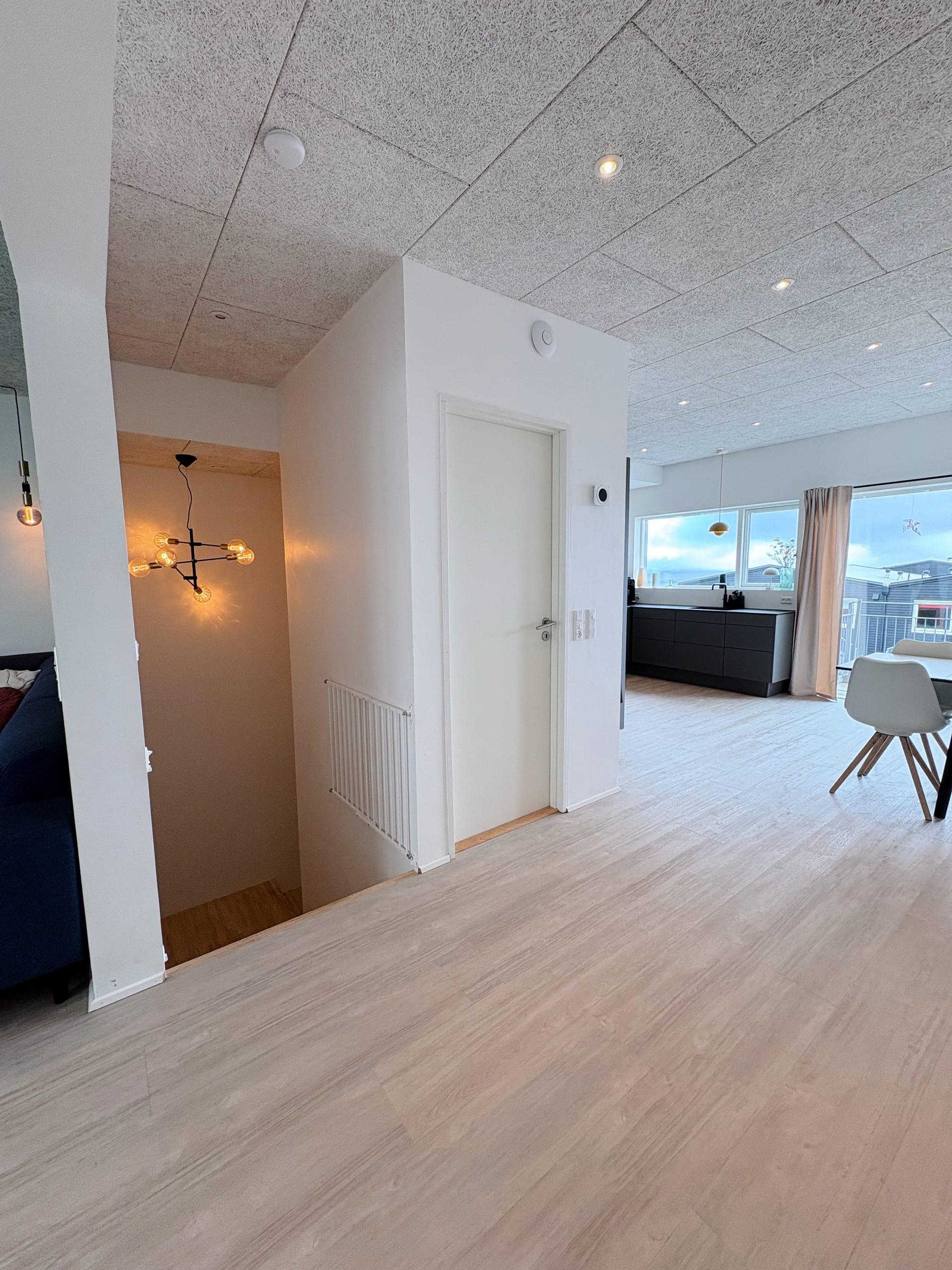 Modern apartment with ocean views in Hoyvík — photo 4