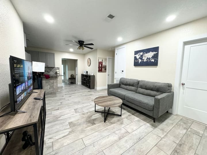 Quiet 4 Bedroom Melbourne Retreat - Melbourne, FL