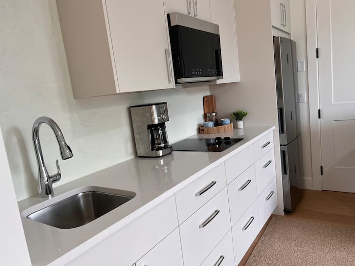 Private King Suite Near Wineries & Beach - Kelowna