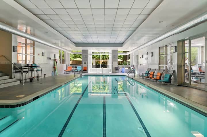 Arlington Gem: Stylish Apt |Pool & Gym - 阿靈頓
