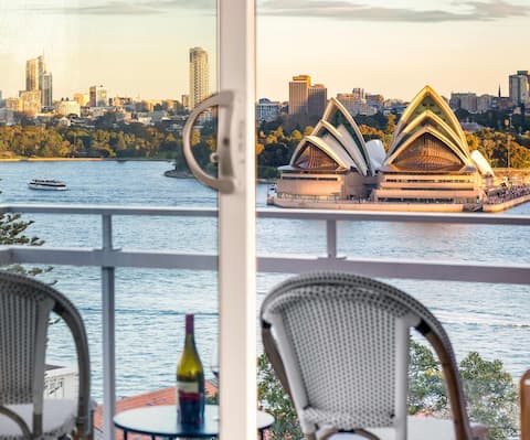 Top Airbnb: Stunning Opera House & Harbour View Retreat in Kirribilli