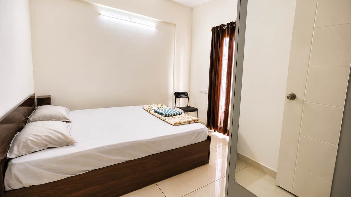 Bedroom 1 image 2