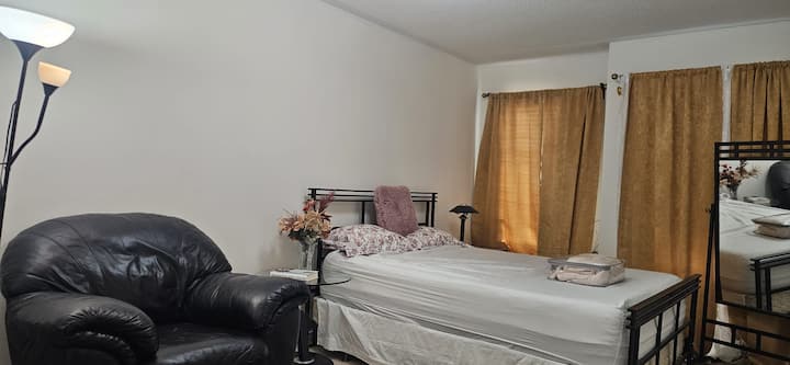 1 Bedroom Townhome In Vaughan - Vaughan