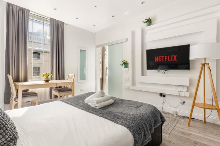 Bright Hyde Park Studio · Bayswater · Sleeps 3 - 