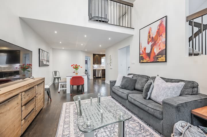 Free Parking! 5br Town Steps To Eaton Center! - Toronto