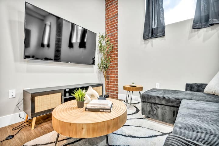 Bright & Cozy Stay | Pet Friendly - Parma, OH