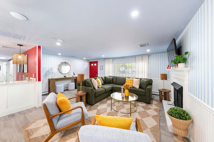 Pool+hottub+pickleball+game+movie+playroom+petsok - Massachusetts