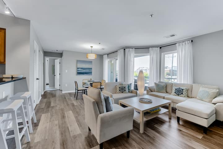 Virginia Beach Condo With Balcony & Pool - Virginia Beach, VA
