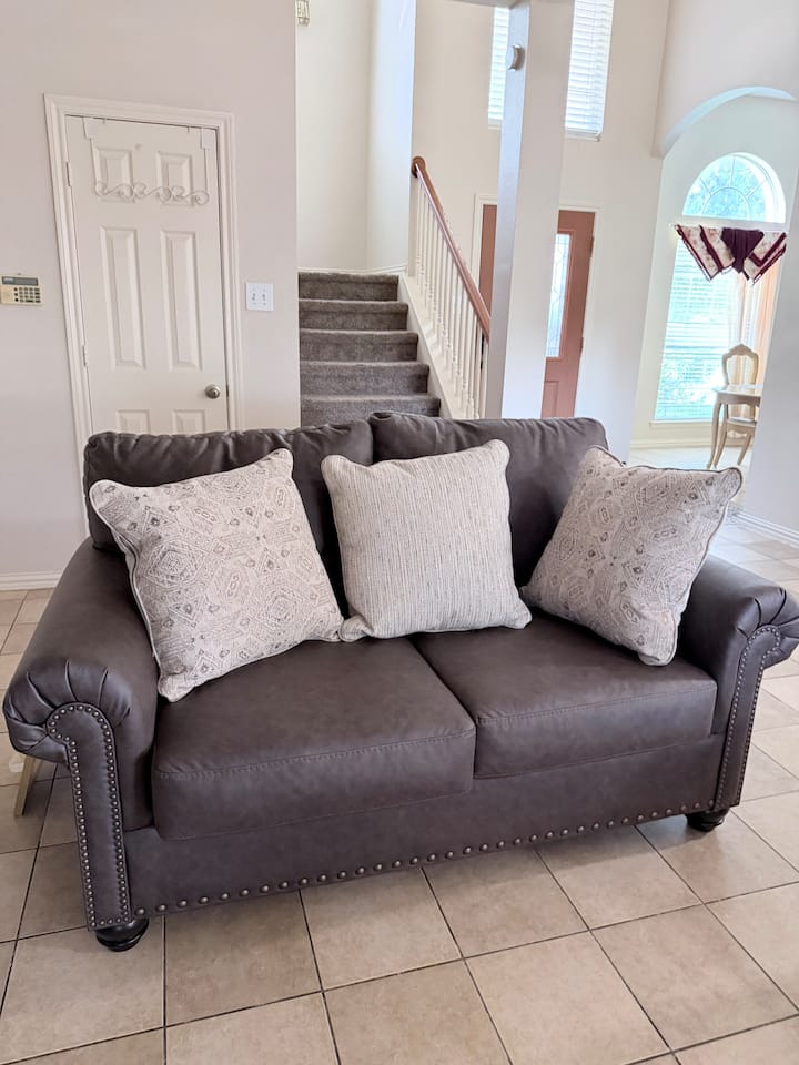 Spacious Family Escape With Garden Oasis - Irving, TX