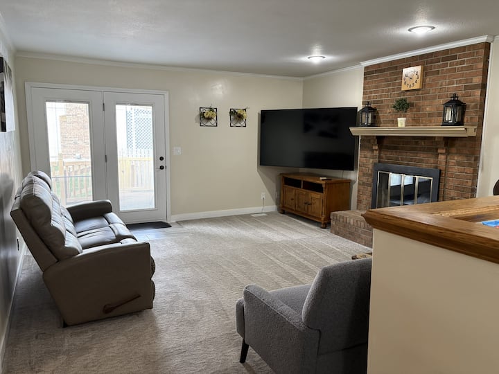 Family Home By A Park | Ada | Near I-35 | Sleeps 6 - Olathe, KS