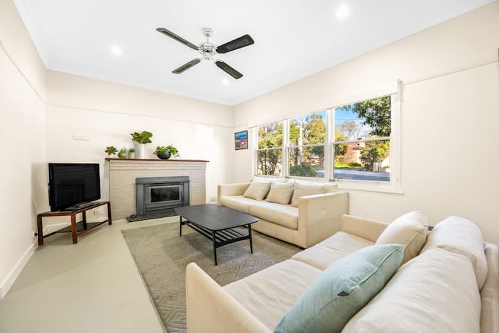 Spacious Ringwood Family Home Near Parks & Shops - Croydon, Australia