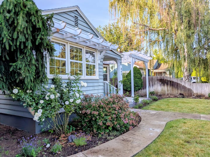 Charming Cottage Steps To Pioneer Park & Downtown - Walla Walla, WA