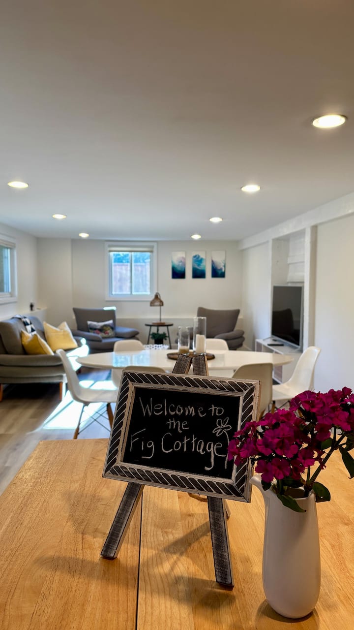 Fig Cottage | Bright Garden Suite | North Van - North Vancouver