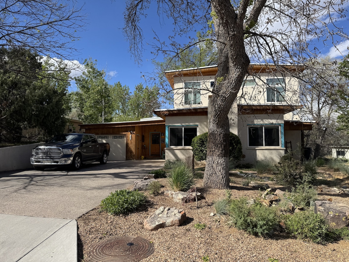 Front exterior of the spacious 4-bedroom BEZ Rentals home in Los Alamos, NM