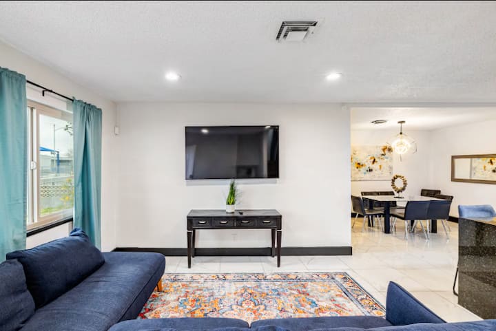 House With Pool / Event Friendly/ 5 Beds - Las Vegas, NV