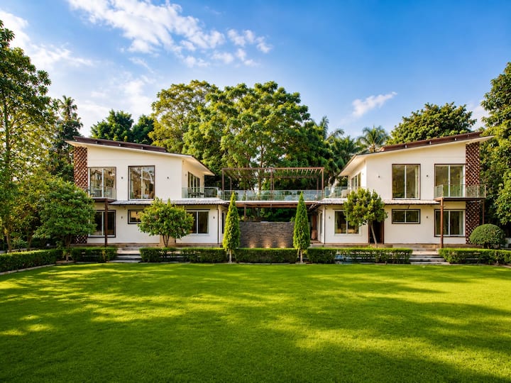 Zenora | Boutique Farmstay With Pool & Lawn - Noida