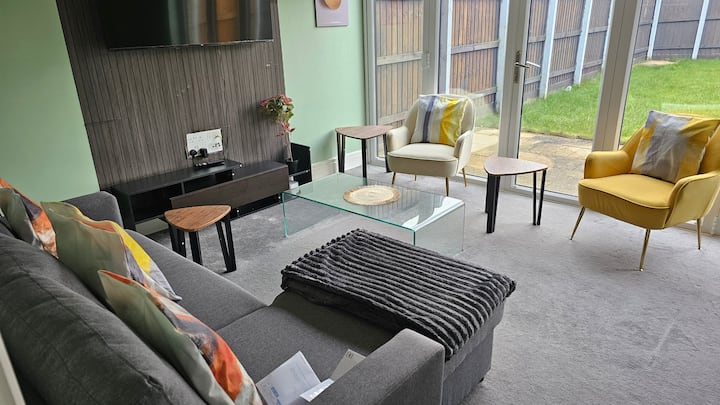 House Sleeps 8 With Wifi - Corby