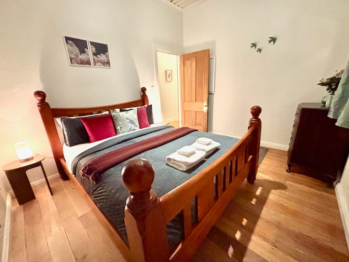 Banheiro de hóspedes com chuveiro e vaso sanitário. Quarto - cama queen