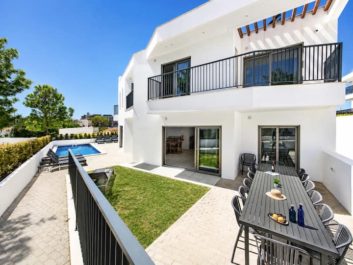 Villa Lilas: 8 Bed Central Albufeira Pool Villa - Albufeira