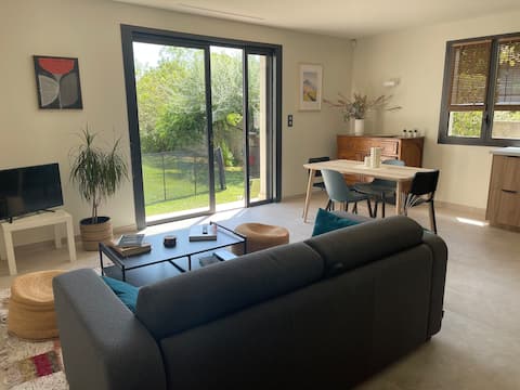 Successful Airbnb property: Close to Avignon with garden and pool access in Pernes Les Fontaines