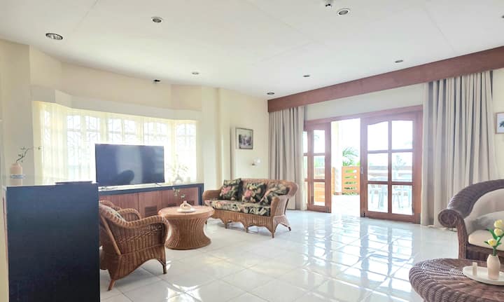 Relaxing 3br House With Magnificent Beach Views - Calapán