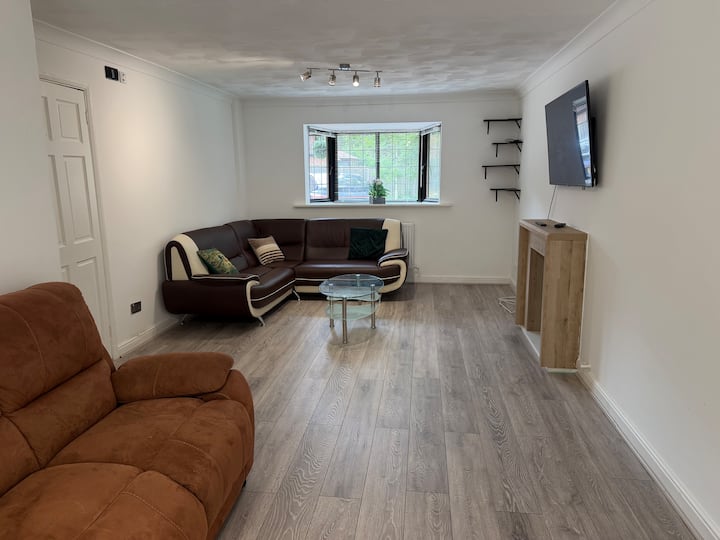 Spacious 5-bed Entire Home - Basingstoke