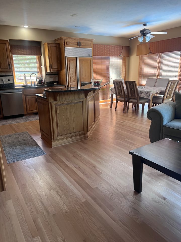 Cws Retreat: Private En-suite + Luxury Home Access - Gretna, NE