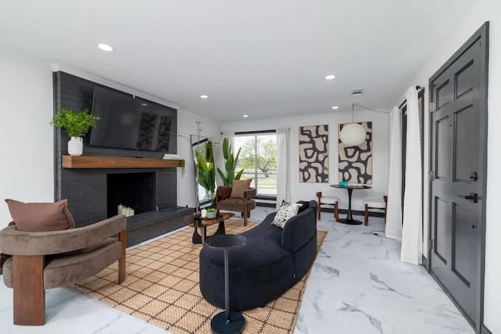 Modern Home With Water Views & Park Access - Irving, TX
