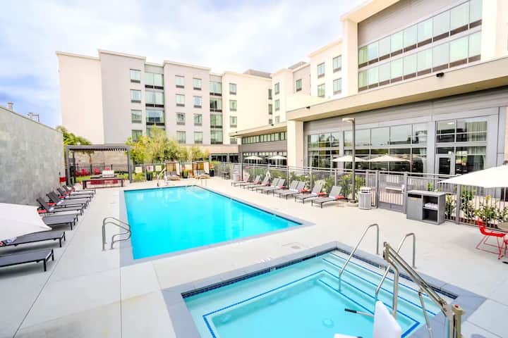 Near Lgb Airport + Free Breakfast, Shuttle & Pool - Compton, CA