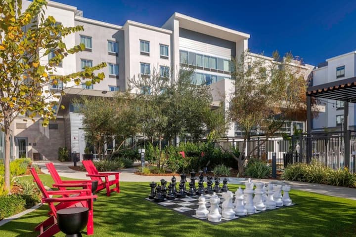 King Studio W/ Kitchen Near The Airport + Shuttle - Long Beach, CA