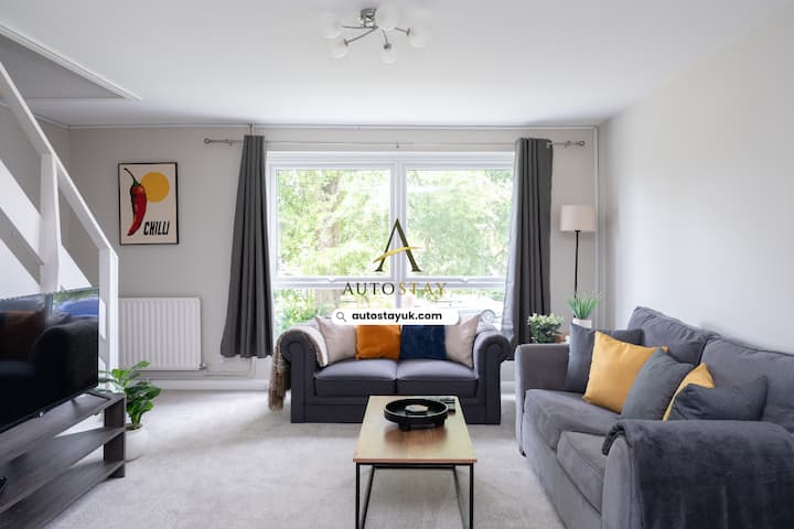 Next To Station - Free Parking - Maisonette - Horsham
