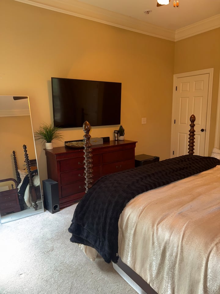 Private Room/bath W/ Garage Parking & Mini Fridge. - Douglasville, GA