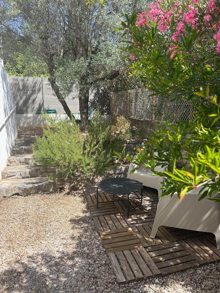 Appartement T1 Avec Jardin Privé Dans Maison - La Garde