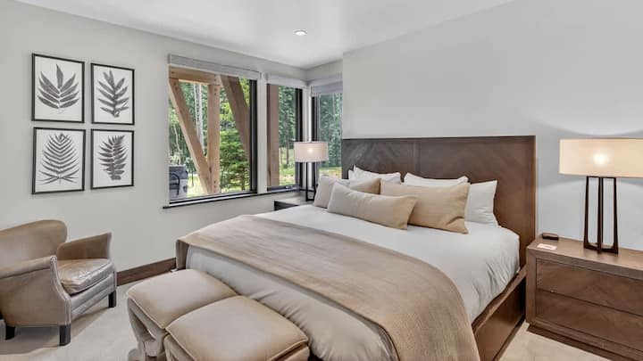 Ikatlong Kuwarto: King bed, closet, nasa ibaba