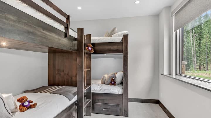 Ikaapat na Kuwarto: Dalawang set ng bunk bed na may 4 na twin mattress, closet, nasa ibaba