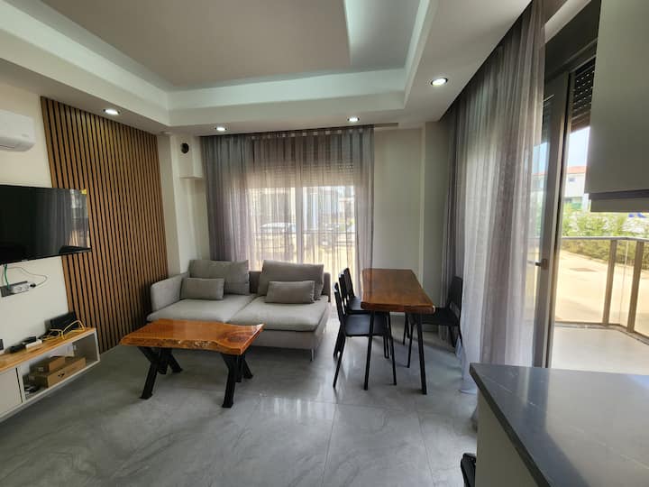 Merkezi Konumda Havuzlu Sitede Otoparklı  Daire - Side