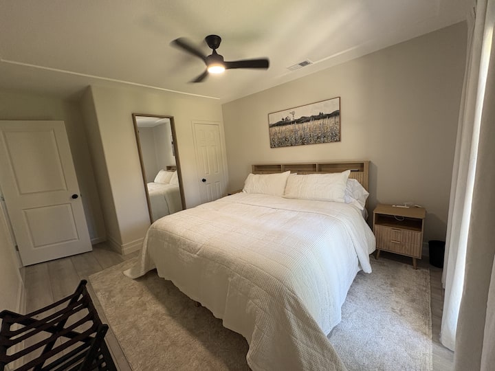 Dormitorio 3, cama tamaño king, ubicado en la casa principal