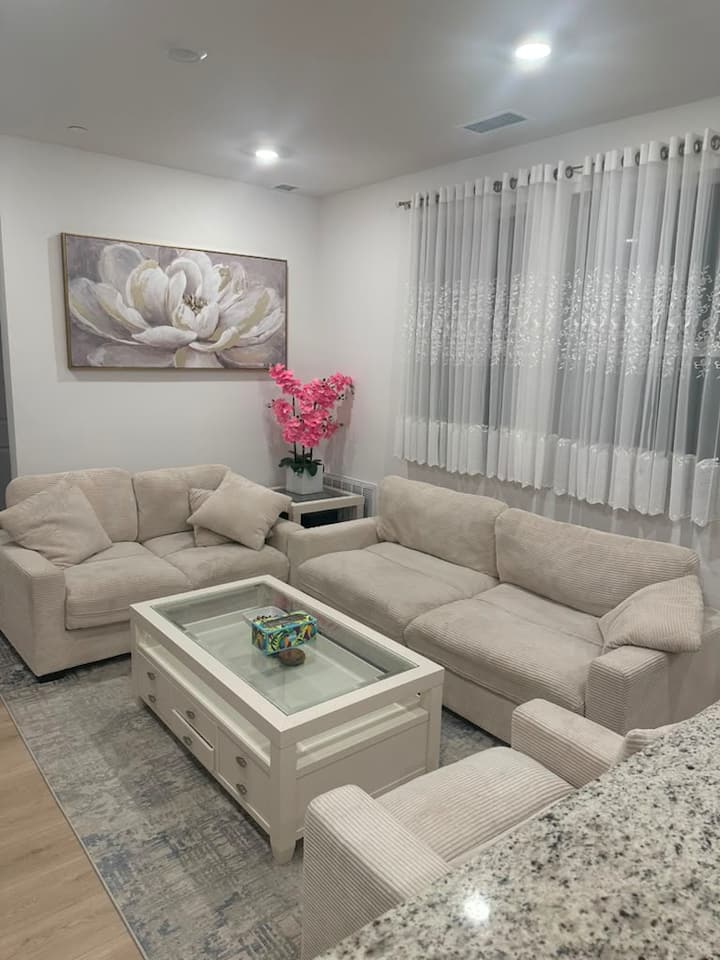 Comfortable 2br/2ba Retreat With Balcony & Pool - Rancho Cucamonga, CA