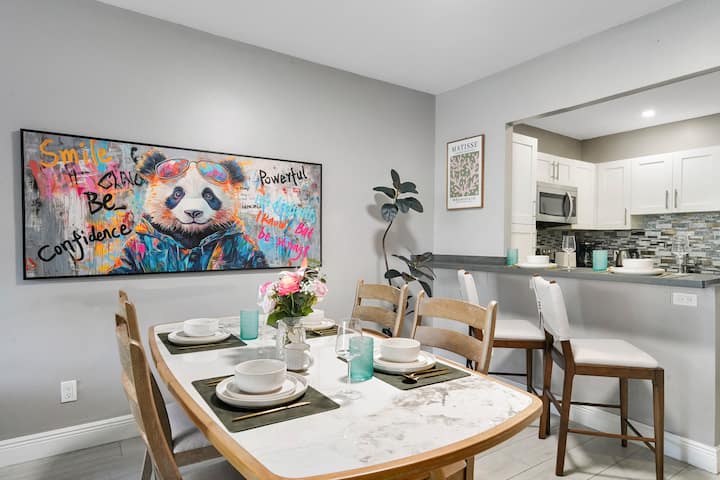 Walk To Ocean | Luxury 2br W/ King Master & Pool - Sunny Isles Beach, FL
