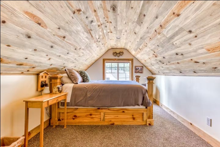Upstairs loft ***No door between loft and main floor***