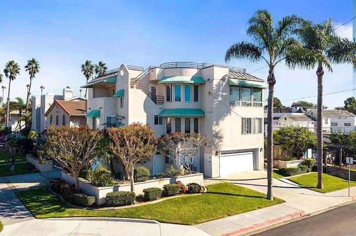 4br Pb Retreat | Rooftop Bay Views | Walk To Beach - San Diego, CA